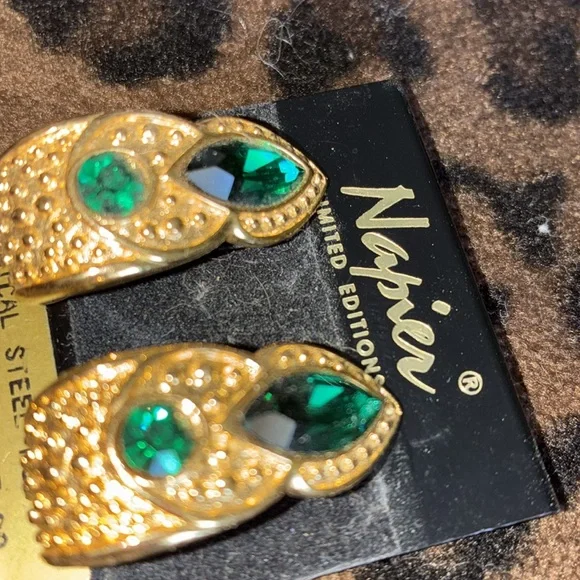 Napier Gold Tone Green Stone Post Earrings New jewelry Stunning - Picture 2 of 6